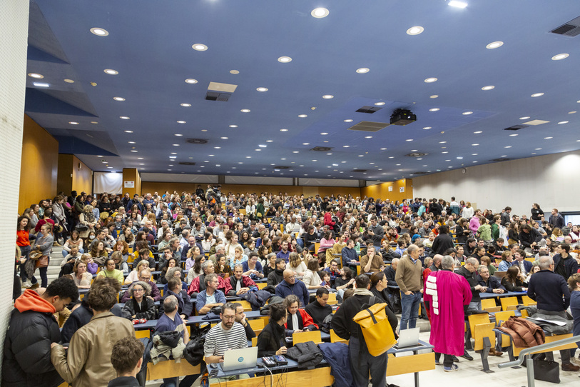 Un amphithéâtre comble avec plus de 600 participants, étudiants et personnels, rejoints par une diffusion en direct sur les sites territoriaux de l'UCA, tous unis dans cette mobilisation