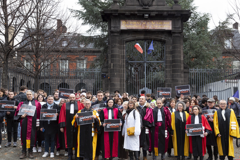 La gouvernance de l'UCA devant le rectorat, accompagnée de personnels et d'étudiants, en vue d'une audience avec le recteur.